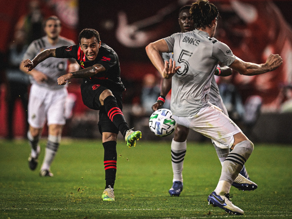 Kaku Romero marca un gol en el triunfo de New York RB