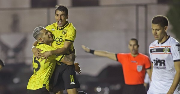 La Nación / Un pájaro baja al Águila