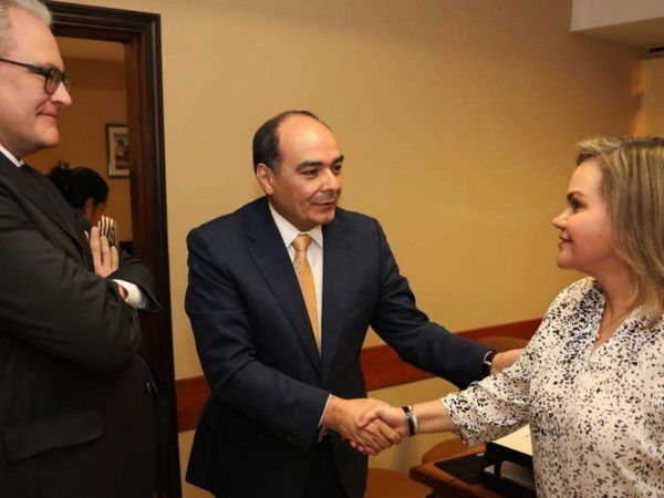 No todos los senadores de comisión cuestionan a Rivas