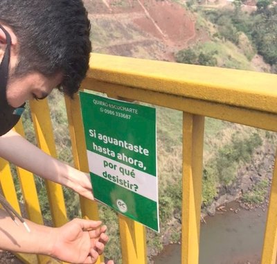 Crónica / Péndex empapelan con “esperanza” un puente