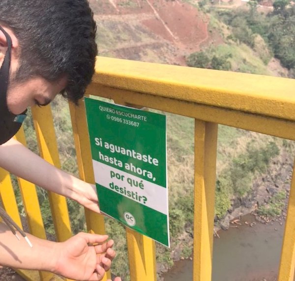 Crónica / Péndex empapelan con “esperanza” un puente