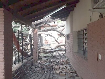 Crónica / Yvyramáta cayeron y trozaron escuelita