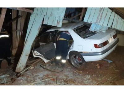 Policía causa destrozos en una vivienda