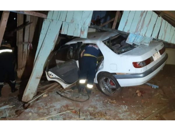 Policía causa destrozos en una vivienda