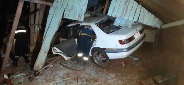 Policía embiste con su vehículo contra una vivienda y deja dos menores heridas - Noticiero Paraguay