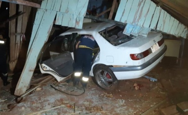 Vehículo queda sin frenos en plena bajada y destruye una vivienda