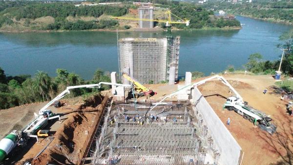 Culmina construcción de columnas principales del segundo puente en Presidente Franco