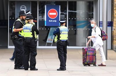 Multas de más de 10.000 euros por no hacer cuarentena en Inglaterra - Mundo - ABC Color