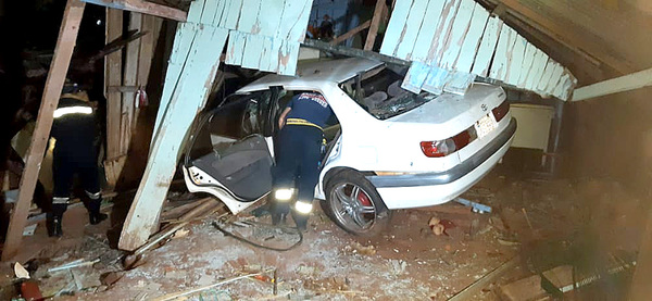 Policía atravesó una vivienda con su vehículo e hirió a dos niñas