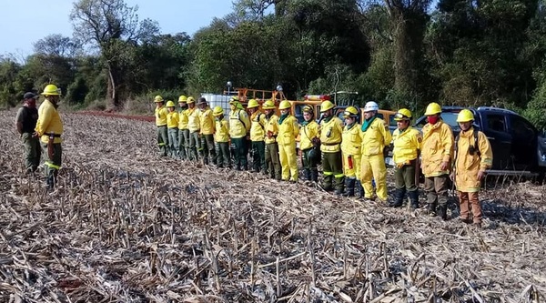 Gobernación brinda apoyo a Bomberos de Caazapá - Noticiero Paraguay