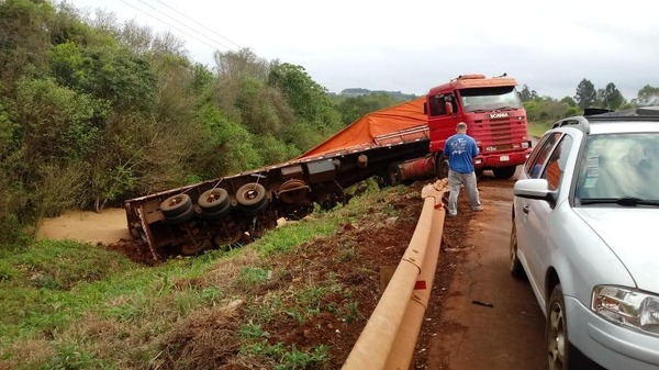 CAMIÓN TRANSPORTADOR DE GRANOS VOLCÓ EN PIRAPEY 