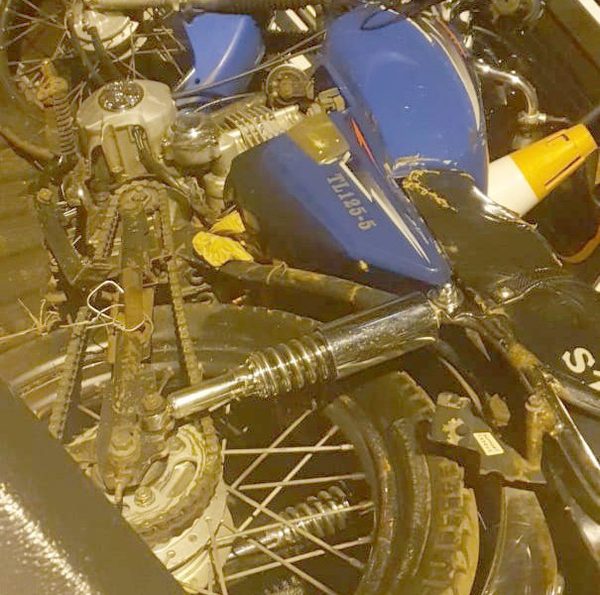 Borrachos abandonan motocicleta después de volcar en una cuneta – Diario TNPRESS