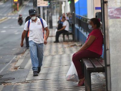 Covid-19: "El virus no se irá, de a poco hay que hacer la vida normal", según neumólogo