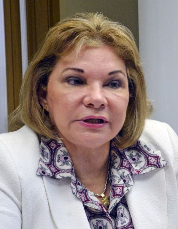 “Se está pretendiendo es tratar de frenar la libertad de expresión y opinión sobre funcionarios públicos”, dice Periodista de ABC sobre querella de Marta González - La Primera Mañana - ABC Color