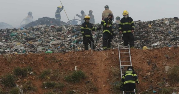La Nación / Alerta en Cateura: temen que vientos reaviven las llamas