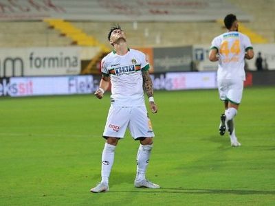 Paridad en duelo de paraguayos en Turquía