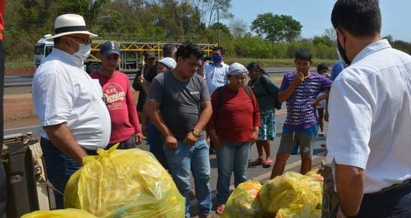 Gobernador entregó víveres a nativos en Parque Guayaki - Noticiero Paraguay