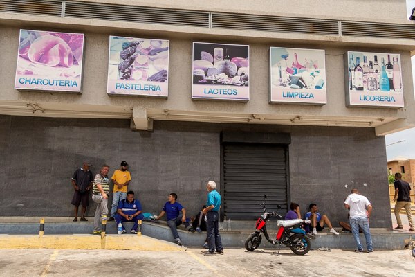 Venezuela, donde la vida pasa esperando gasolina - MarketData