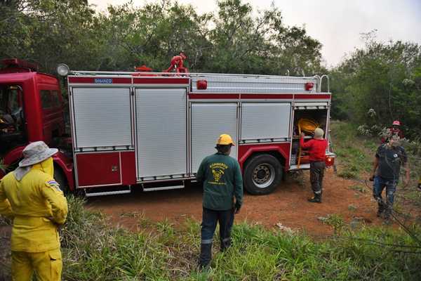 Arduo trabajo de bomberos y guardaparques controlar incendios forestales - Noticde.com