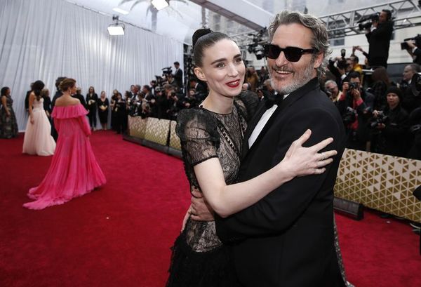 Joaquín Phoenix y Rooney Mara nombran River a su hijo - Gente - ABC Color