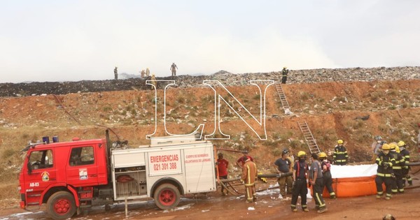 La Nación / Bomberos rebasados por incendios piden tomar conciencia ante daños causados