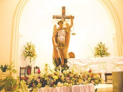 Temen quedarse solteronas por rezar de más a San Miguel