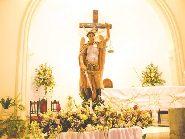 Temen quedarse solteronas por rezar de más a San Miguel