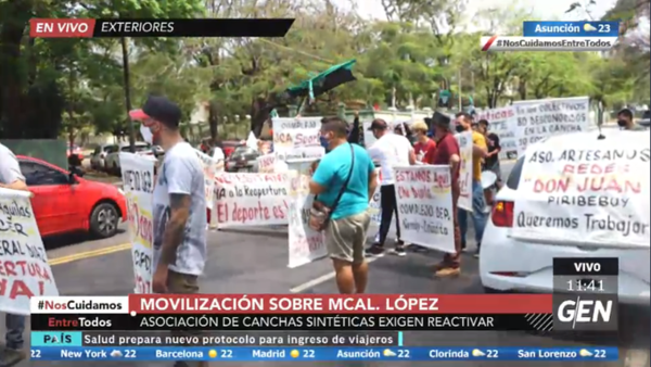 HOY / Miembros de la Asociación de Propietarios de Canchas Sintéticas se manifiestan sobre la Avenida Mariscal López
