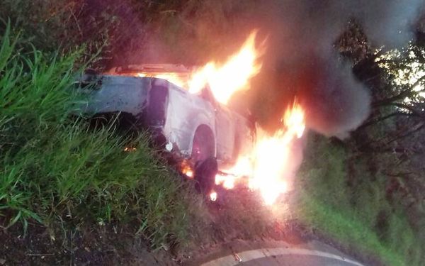 Se incendia camioneta que transportaba droga