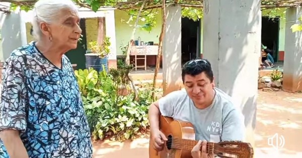 La Nación / Ña Conchita, la abuelita que conquistó las redes cantando música paraguaya