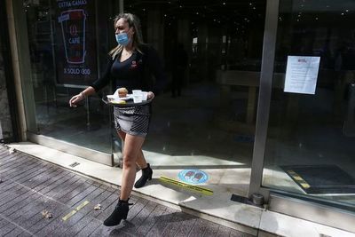 Chile reabre sus “cafés con piernas” tras pandemia y pese a quejas feministas - Mundo - ABC Color