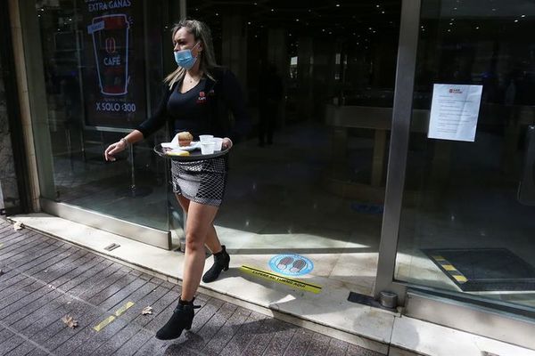 Chile reabre sus “cafés con piernas” tras pandemia y pese a quejas feministas - Mundo - ABC Color