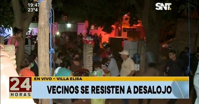 La Nación / Vecinos se manifiestan ante desalojo de abuelitos en la ciudad de Villa Elisa