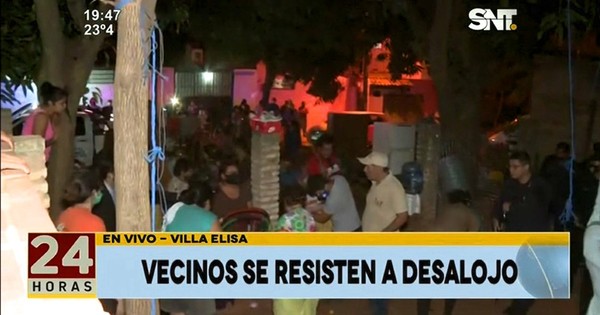 La Nación / Vecinos se manifiestan ante desalojo de abuelitos en la ciudad de Villa Elisa