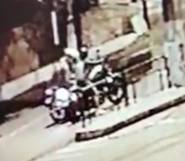 Crónica / Asqueroso toqueteo a mujer en un semáforo