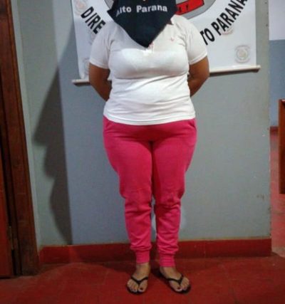 Detienen a mujer con orden de captura