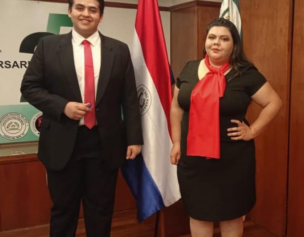 Estudiantes de la UNE se destacan en competencia mundial de DD.HH