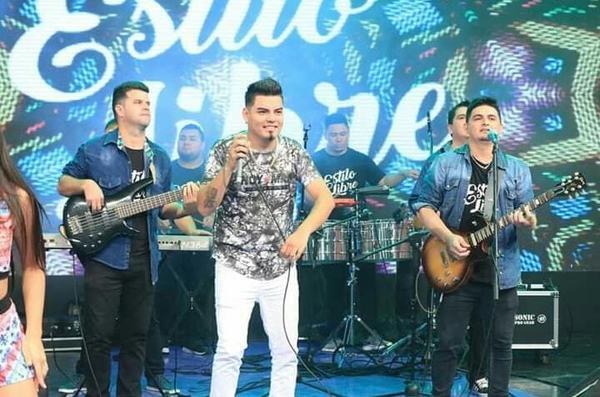Músico ahora le baja a full a las peluqueadas por la pandemia