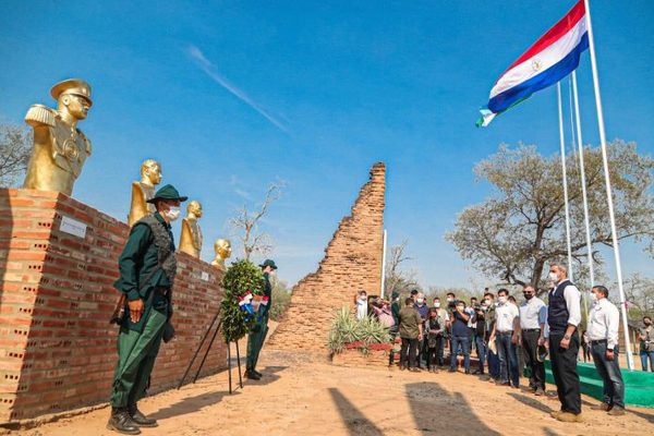 Presidente rinde homenaje a los héroes de la Batalla de Boquerón