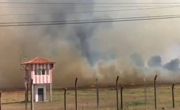 Quema de pastizales en cercanías del aeropuerto Silvio Pettirosi · Radio Monumental 1080 AM