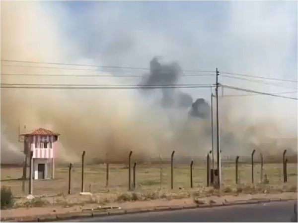 Incendio de pastizal se expande en terreno del Aeropuerto Silvio Pettirossi