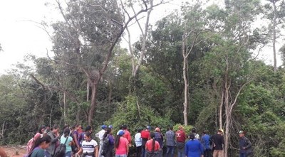 Miembros de la comunidad Pa’i Tavyterâ ingresan al monte en busca de Óscar Denis