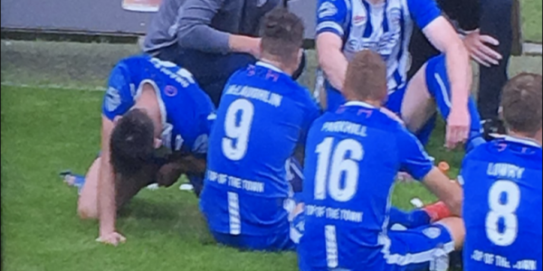 HOY / Seis partidos de sanción y ataques en internet a jugador por orinar en campo