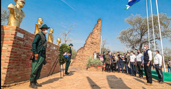 Presidente Abdo Benítez rindió homenaje a héroes de Boquerón