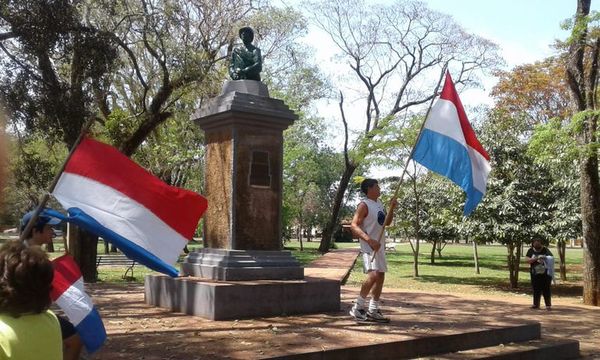 A los 60 años, corrió 40 km para rendir homenaje a su padre y otros héroes de Boquerón  - Nacionales - ABC Color