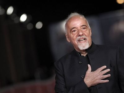 Paulo Coelho ríe de brasileños que queman sus libros: "Primero los compraron"