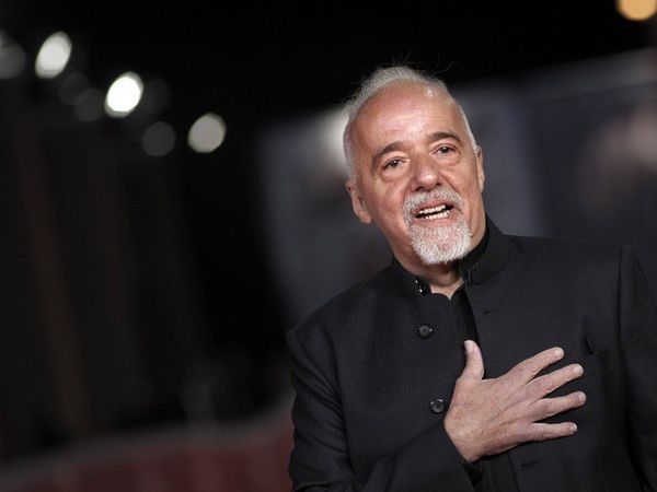 Paulo Coelho ríe de brasileños que queman sus libros: "Primero los compraron"