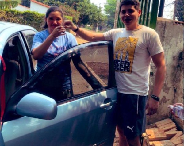 Crónica / ¡ESE ES MI HIJO!: Invirtió en la seguridad de su mamá y le regaló un auto
