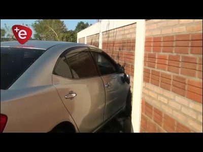 AUTOMOVILISTA EBRIO PIERDE EL CONTROL E IMPACTÓ CONTRA UNA MURALLA EN AVDA. ROA BASTOS