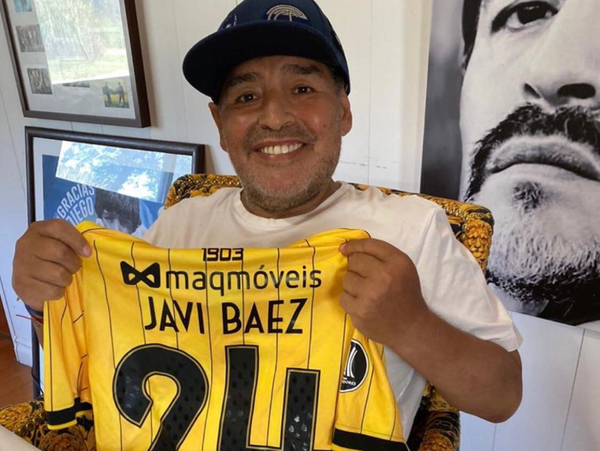 Diego Maradona posó con la camiseta del Cacique